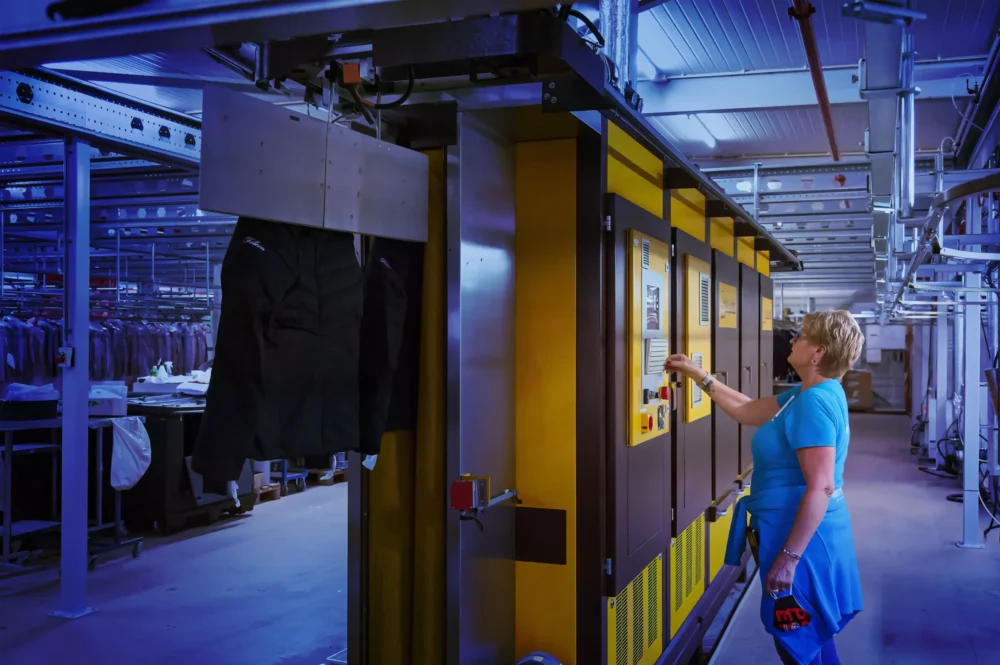 Sfeerafbeelding - Medewerkster voor machine